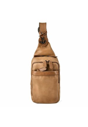 Borsa a tracolla in pelle color cuoio con più scomparti con zip e un ciondolo metallico a forma di ancora sulla tracolla regolabile.