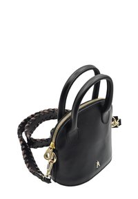 Sac à main en cuir noir avec fermeture éclair, doubles poignées courtes et une bandoulière tressée avec des accents en métal doré et un petit logo.