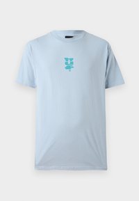 Světle modré bavlněné tričko s krátkými rukávy a kulatým výstřihem. Na hrudi má tyrkysové grafické logo. Měkká textura.