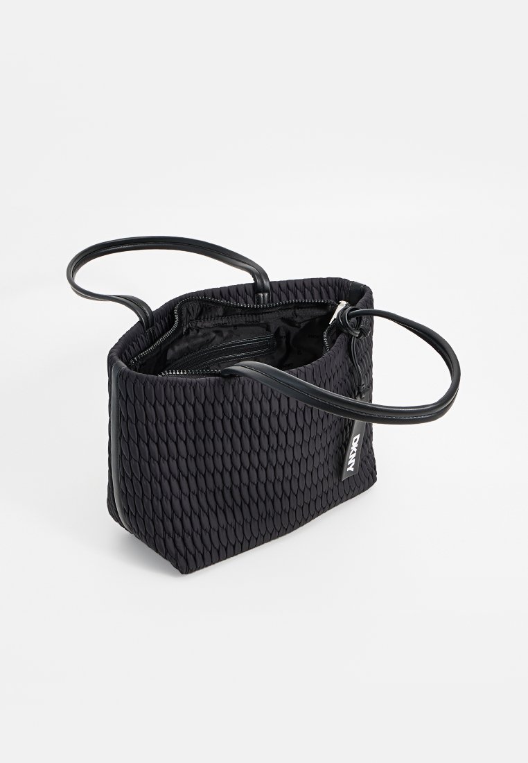 Schwarze gewebte Stofftasche mit strukturierten Oberfläche, Reißverschluss und zwei schwarzen Ledergriffen. Gefüttertes Innere mit einer Tasche.