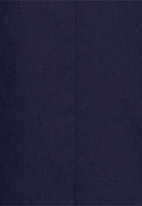 Tissu texturé bleu marine foncé uni avec une ligne de couture verticale subtile au centre.
