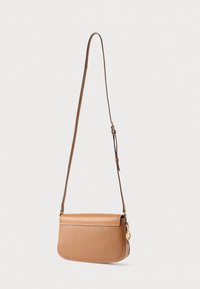 Geantă crossbody din piele culoarea tabac cu formă plată, dreptunghiulară, închidere cu fermoar și o curea lungă reglabilă. Prezintă accente metalice aurii.