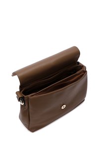 Sac en cuir marron avec une surface texturée, fermeture à rabat et bouton-pression doré. Compartiments intérieurs pour l'organisation.