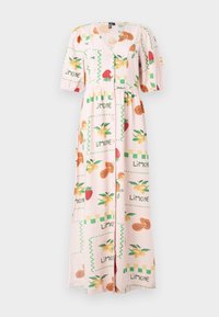 Μάξι φόρεμα από ελαφρύ ύφασμα σε ανοιχτό ροζ, με σχέδια φρούτων, κουμπιά μπροστά και φουσκωτά μανίκια με στενή μέση.