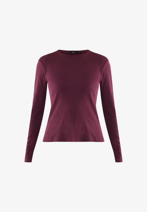 Langärmliges, geripptes, kastanienbraunes Oberteil mit rundem Halsausschnitt, tailliertem Schnitt und leichtem Ausstellen an der Taille, vor weißem Hintergrund präsentiert.