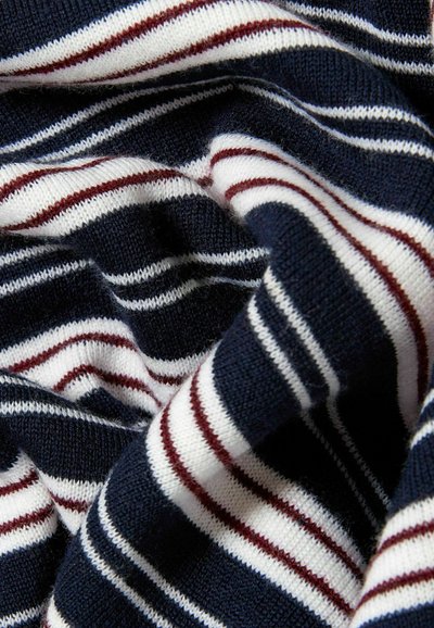 Tejido de punto con base azul marino, acentuado por rayas blancas y burdeos. Textura suave con una ligera elasticidad, superponiéndose en pliegues.