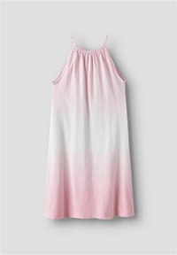 Robe d'été en coton avec un col halter, présentant un dégradé du blanc au rose clair. Texture douce et coupe décontractée pour le confort.