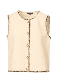 Krátký rukáv krémové vesty s texturovanou tkaninou, černými lemy a zlatými knoflíky vpředu, s klasickým kulatým výstřihem.