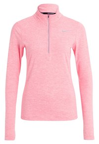 Różowa bluzka do biegania z długim rękawem, z kołnierzem na pół zamek i subtelną fakturą. Posiada małe szare logo Nike po lewej stronie.