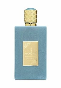 Blå sammetsrektangulär parfymflaska med ett texturerat gyllene lock. Har en gyllene etikett med intrikata mönster och arabiska tecken.
