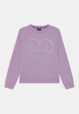 Sudadera lila hecha de una tela suave que presenta una forma de corazón brillante con la palabra "Bench" en su interior, mangas largas y un dobladillo acanalado.