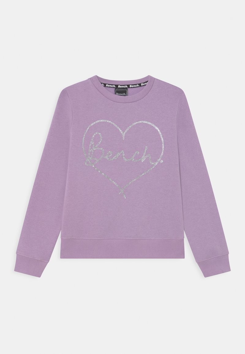Sudadera lila hecha de una tela suave que presenta una forma de corazón brillante con la palabra "Bench" en su interior, mangas largas y un dobladillo acanalado.