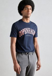 Lindbergh COPENHAGEN HERITAGE TEE - Camiseta estampada - navy