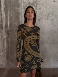 Dlhé rukávy, priliehavé šaty v tmavozelenej farbe s hnedými kvetinovými a abstraktnými vzormi, s výstrihom do okrúhla a priamym lemom.