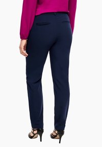 Pantalon bleu marine ajusté avec une texture lisse et une coupe droite. Comprend deux ouvertures de poches arrière et une ceinture plate.