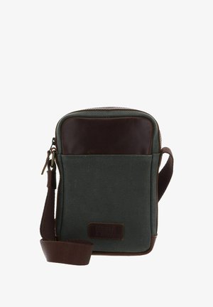 Sac bandoulière en toile verte avec des accents en cuir marron, de forme rectangulaire, fermeture éclair et une sangle réglable. Comprend une poche avant.