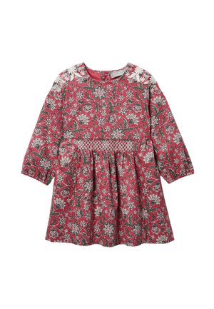 Robe rouge à fleurs à manches longues, avec une jupe froncée, un corsage smocké et des accents floraux blancs sur les épaules. Matière en coton.