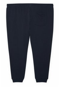 Granatowe spodnie dresowe z elastycznym pasem, ściągaczami przy kostkach i pojedynczą tylną kieszenią po prawej stronie, rozłożone na płasko.