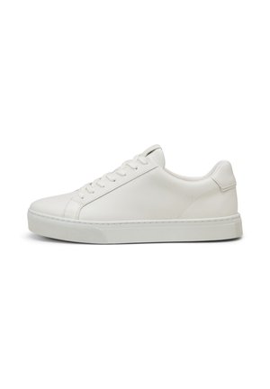 Niski biały skórzany sneaker z białymi sznurowadłami i teksturowaną gumową podeszwą, pokazany z boku na białym tle.