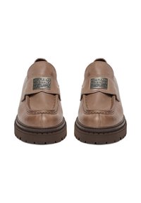 Pár svetlohnedých kožených šúvacej obuvi s hrubými tmavými podrážkami a kovovými logami G-Star Originals RAW Denim na horných častiach.