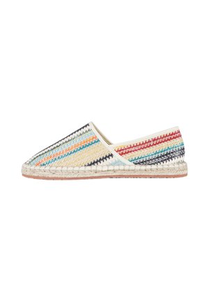 Scarpa espadrille slip-on con tomaia in tessuto intrecciato a righe multicolore e suola intrecciata in juta su sfondo bianco.