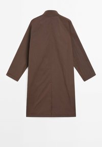 Brown lange jas gemaakt van glad, lichtgewicht materiaal. Beschikt over een kraaghals en lange mouwen met een rechte, eenvoudige ontwerp.