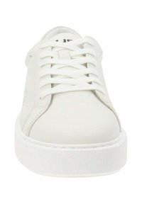 Zapatilla de piel blanca con punta redondeada, cordones blancos planos y suela de goma texturizada. Diseño minimalista sin patrones ni acentos visibles.