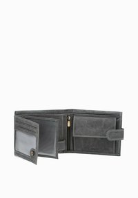 Billetera bi-fold de cuero gris abierta, mostrando ranuras para tarjetas, bolsillo para monedas con cremallera, ventana transparente para identificación y solapa con cierre de botón a presión.