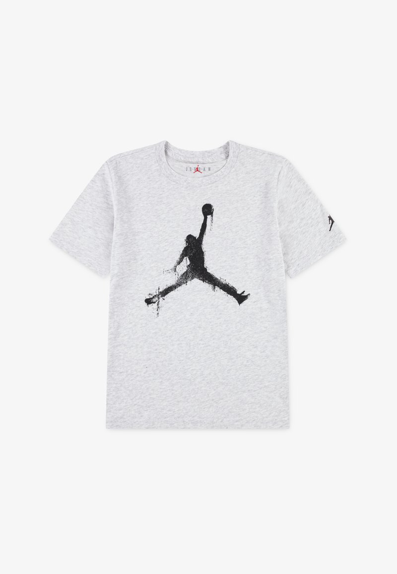 Γκρι βαμβακερό t-shirt με μαύρη γραφική παράσταση ενός αναπήδηση σιλουέτας που κρατάει μια μπάλα μπάσκετ. Βραχίονες κοντοί και στρογγυλή λαιμόκοψη.