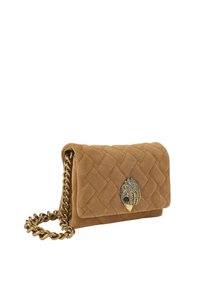 Pochette matelassée en daim marron avec bandoulière chaîne dorée et fermeture décorative en or et noir en forme de main stylisée ornée de bijoux.