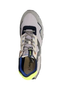 Sneaker grigio chiaro con accenti blu scuro e neri, materiali testurizzati, lacci riflettenti e un dettaglio sul tallone di colore giallo neon. Taglia 45.