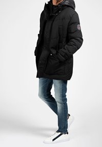 Guess Abrigo de invierno - black