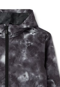 Graue und schwarze Tie-Dye-Lightweight-Jacke mit Kapuze, Reißverschluss und Mesh-Futter. Glatte Textur mit subtilen Farbvariationen.