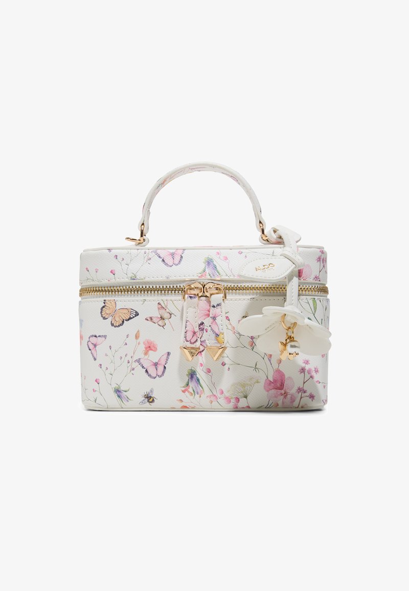 Sac à main rectangulaire blanc avec imprimés floraux et papillons, fermeture éclair dorée, poignée supérieure, et un charm en forme de fleur blanche avec des accents dorés.