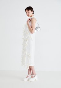 Koi Footwear TIRA RUFFLE MARY JANES PORCELAIN DELIGHTS EDITION - Apavi ar platformu un papēžiem - white