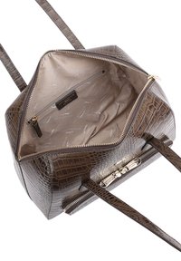 Sac en cuir embossé crocodile marron avec fermeture éclair, doté d'une doublure intérieure beige et d'un accent en quincaillerie argentée.