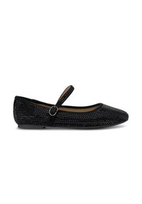 Zapato plano negro con parte superior de tejido texturizado, punta afilada y una correa con un hebilla circular. Forro interior suave.