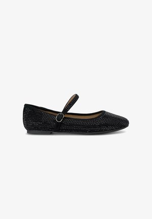 Zapato plano negro con parte superior de tejido texturizado, punta afilada y una correa con un hebilla circular. Forro interior suave.