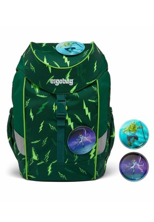 Grüner Rucksack mit Blitzmuster, ergonomischem Design, grauen Akzenten und abnehmbaren runden Aufnähern, die Charaktere darstellen.