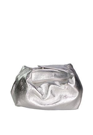 Sac à main en métal argenté avec une texture froissée, fermoir à glissière et une forme douce en pochette. Mesure environ 30 cm de largeur.
