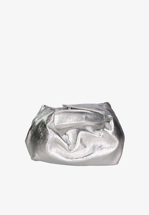Sac à main en métal argenté avec une texture froissée, fermoir à glissière et une forme douce en pochette. Mesure environ 30 cm de largeur.