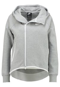 Grå zip-up hoodie med en stor huva, vit dragkedja och vita detaljer. Har en rundad nederkant och sidofickor, tillverkad av mjukt material.