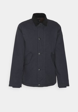 Chaqueta color azul marino con cuello negro, presenta un cierre de botones frontal, dos bolsillos laterales y una tela texturizada para mayor durabilidad.