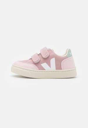 SMALL V-12 - Sneakers laag - babe/white/matcha