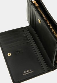 Portafoglio in vera pelle nera con più scomparti per carte, una cerniera in tono oro e un logo RFID sicuro in rilievo per la protezione.