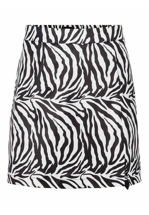 Czarno-biała mini spódnica w nadruk zebry z dopasowanym paskiem i małym rozcięciem po prawej stronie.