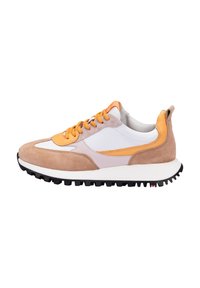 Sneaker in suede e sintetico con una palette di colori marrone, bianco e arancione. Presenta una suola testurizzata e dettagli in contrasto.