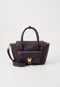 Sac à main en cuir violet avec un design structuré, des poignées supérieures, une bandoulière détachable et des accents en matériel doré. Fermeture à rabat avec détail du logo.