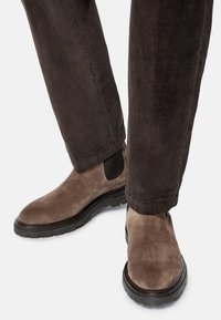 Boggi Milano Klasické členkové čižmy - taupe