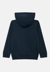 Felpa con cappuccio blu navy realizzata in morbido misto cotone, con cappuccio, maniche lunghe e polsini e orlo a coste per una vestibilità aderente.
